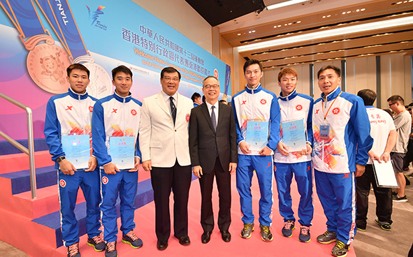出席嘉宾于返港欢迎仪式与第十三届全国运动会香港特区代表团羽毛球成员合照
