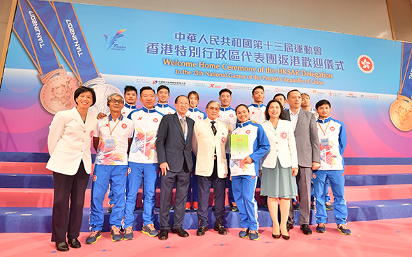 出席嘉宾于返港欢迎仪式与第十三届全国运动会香港特区代表团单车成员合照