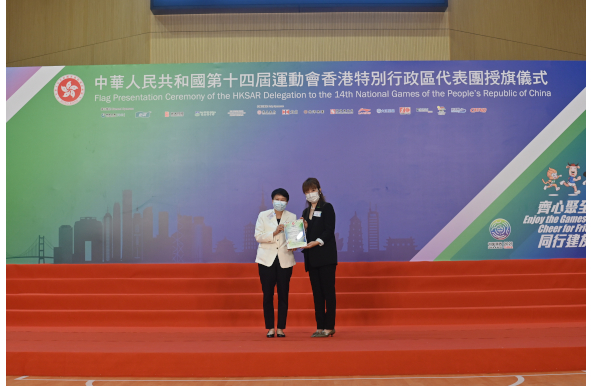 Mrs Cherry TSE, the Permanent Secretary for Home Affairs and Honorary Adviser of the HKSAR Delegation, presented a certificate of appreciation to China Resources C'estbon Kirin Beverage (Holdings) Company Limited (Diamond Sponsor).