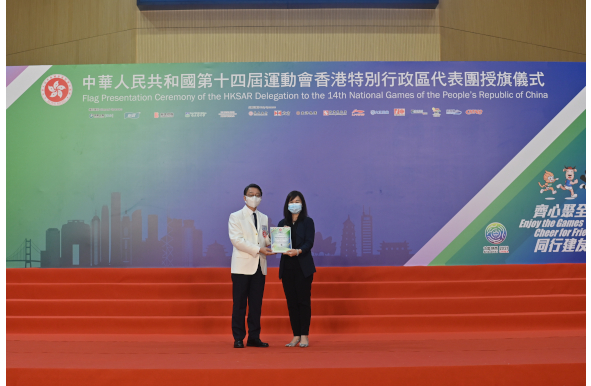 Mr Vincent LIU, the Director of Leisure and Cultural Services and Vice Chairman of the Organising Committee of the HKSAR Delegation, presented a certificate of appreciation to Sun Hung Kai Properties Charitable Fund Limited (Ruby Sponsor).