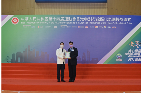 Mr Vincent LIU, the Director of Leisure and Cultural Services and Vice Chairman of the Organising Committee of the HKSAR Delegation, presented a certificate of appreciation to Germagic Biochemical Technology (HK) Limited (Ruby Sponsor).