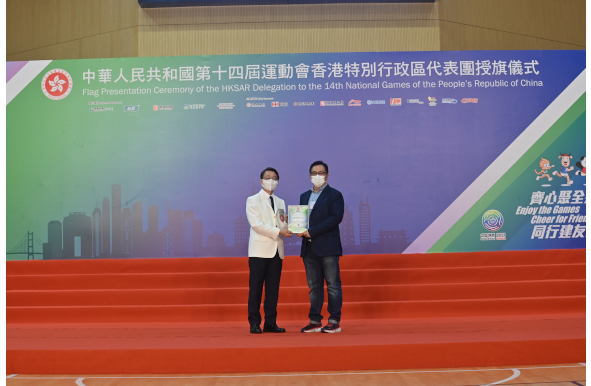 Mr Vincent LIU, the Director of Leisure and Cultural Services and Vice Chairman of the Organising Committee of the HKSAR Delegation, presented a certificate of appreciation to i-CABLE Communications Limited (Ruby Sponsor).