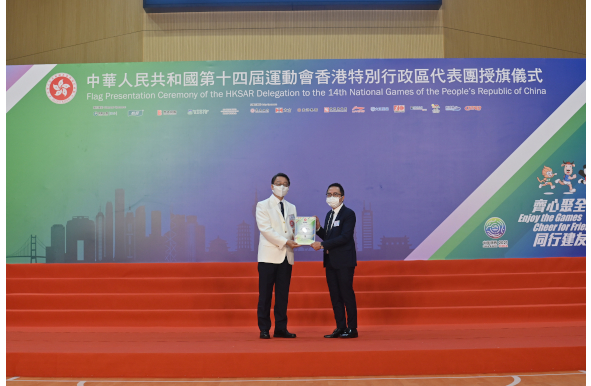 Mr Vincent LIU, the Director of Leisure and Cultural Services and Vice Chairman of the Organising Committee of the HKSAR Delegation, presented a certificate of appreciation to MTR Corporation Limited (Ruby Sponsor).