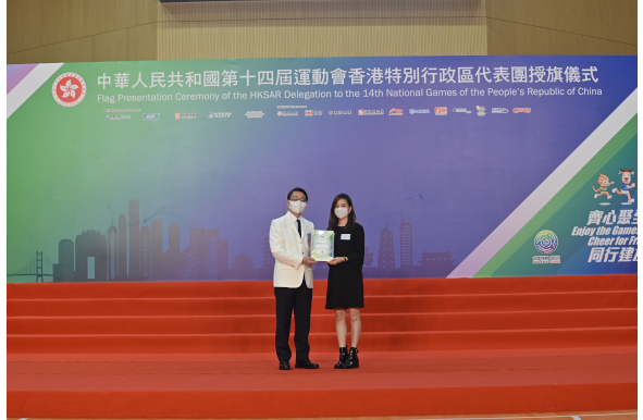 Mr Vincent LIU, the Director of Leisure and Cultural Services and Vice Chairman of the Organising Committee of the HKSAR Delegation, presented a certificate of appreciation to Vita Green Health Products Co. Ltd. (Ruby Sponsor).
