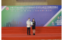 康樂及文化事務署署長兼香港特區代表團籌委會副主席劉明光先生致送紀念狀予紅寶石贊助機構-維特健靈健康產品有限公司。