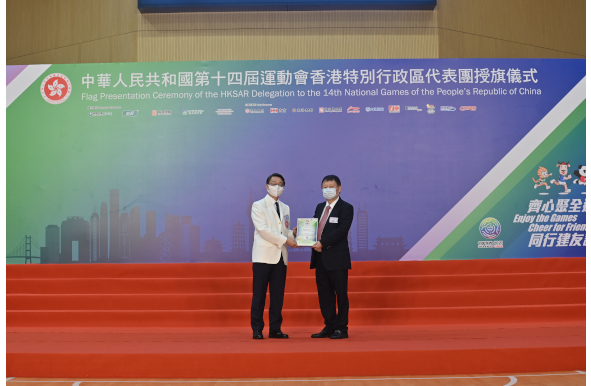 Mr Vincent LIU, the Director of Leisure and Cultural Services and Vice Chairman of the Organising Committee of the HKSAR Delegation, presented a certificate of appreciation to Sun Ferry Services Company Limited (Ruby Sponsor).