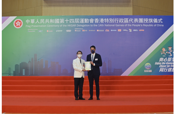 Mr Vincent LIU, the Director of Leisure and Cultural Services and Vice Chairman of the Organising Committee of the HKSAR Delegation, presented a certificate of appreciation to CATALO Natural Health Foods Limited (Ruby Sponsor).