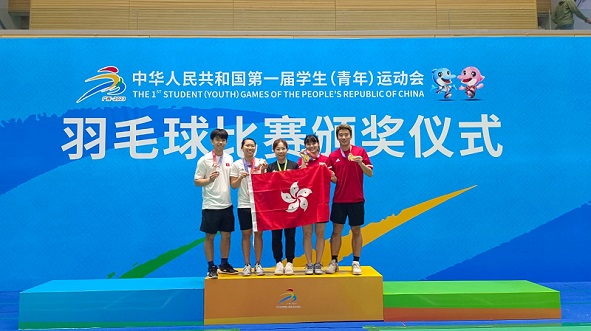 校园组: 吴咏瑢、杨盛材及傅智恩、邹轩朗分别夺 得羽毛球混双团体赛金牌及银牌