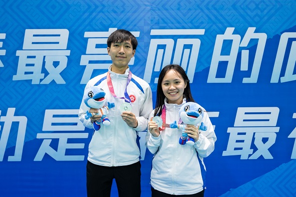 校园组: 刘宇浩及黄丽青夺得毽球男女混合双人 赛银牌