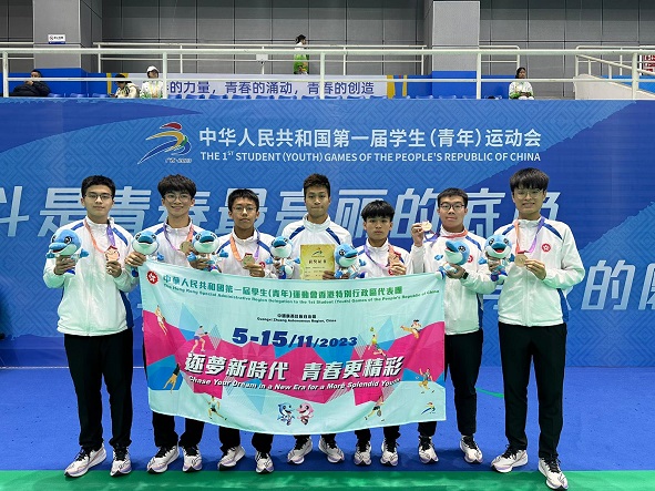 校园组: 张之重、李志远、李柏弦、翁昊朗、黄 健俊及黄灏琛夺得男子毽球三人赛铜牌