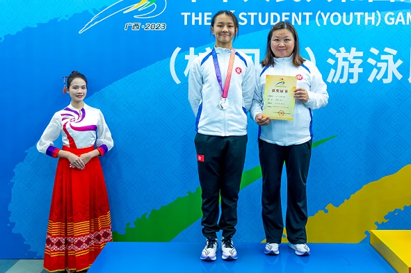 校园组: 李芯瑶夺得女子100 米自由泳银牌