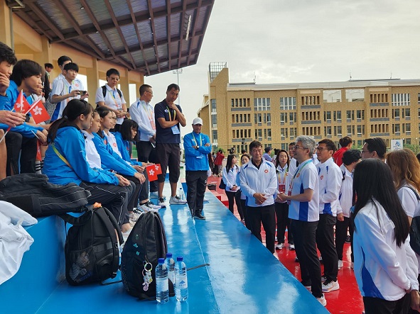 文體旅局副局長劉震先生到比賽場為公開組田徑隊打氣