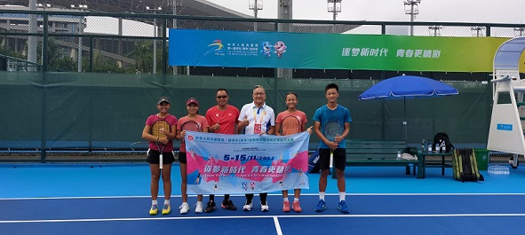 香港特別行政區代表團執行委員會(執委會)主席鄭景亮先生為公開組網球隊打氣