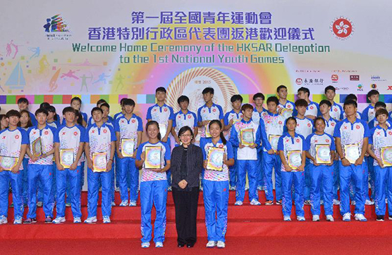 民政事務局副局長許曉暉（前排中）今日（十一月十八日）頒發嘉許獎狀予在第一屆全國青年運動會中網球女子雙打項目奪得銅牌的吳希澄和楊焯慧。