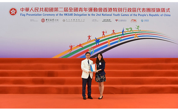 香港特區代表團籌備委員會副主席暨香港特區代表團執行委員會主席余國樑先生致送紀念狀予紅寶石贊助機構-李寧(中國)體育用品有限公司。