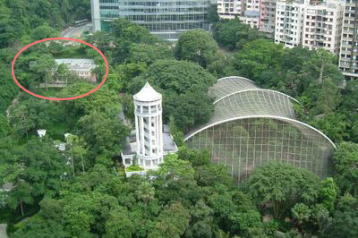 華福樓(紅色圈內) 現已改為教育中心，毗鄰鳥瞰角和觀鳥園 (圖片攝於2004年)