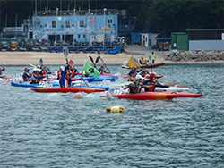 在聖士提反灣水上活動中心舉行的獨木舟比賽